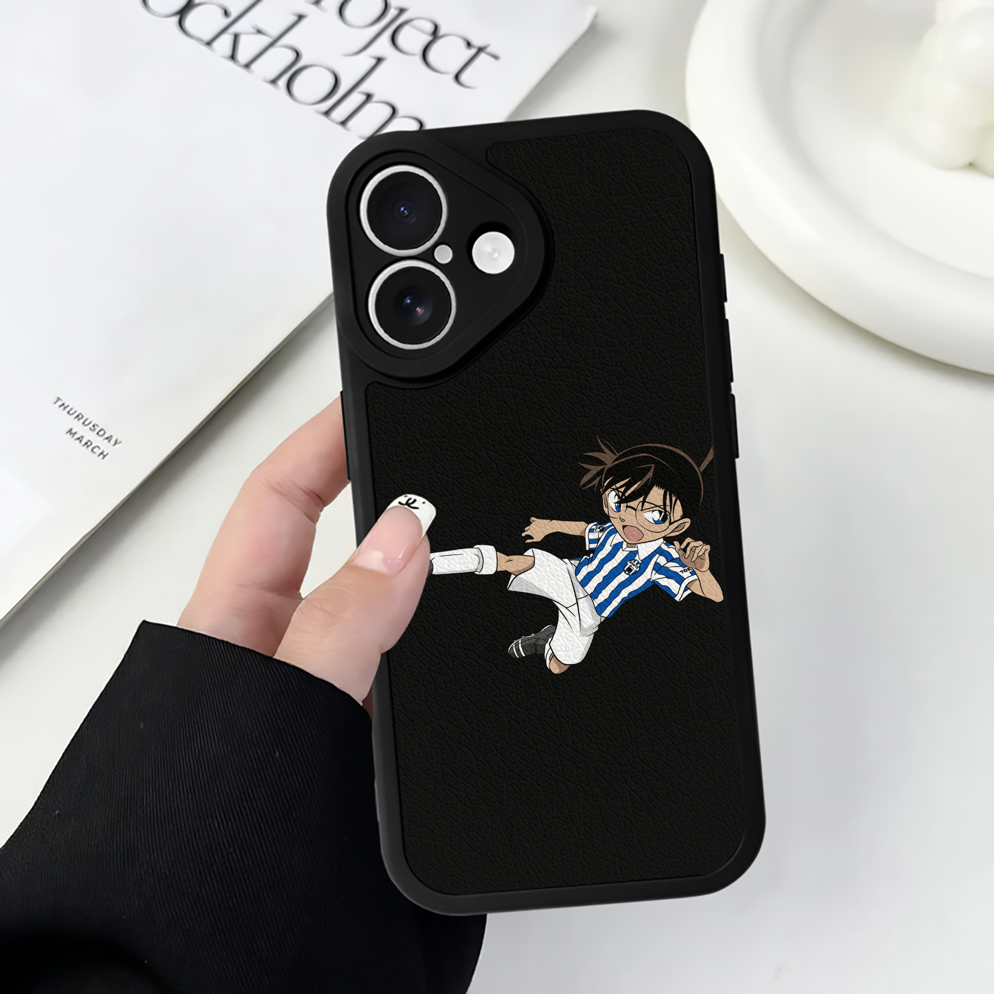 （画像用） 名探偵コナン 江戸川 コナン Detective Conan Conan Edogawa 【iPhone 16シリーズ対応】シリコンスマホケース（レザー調） 材質：シリコン